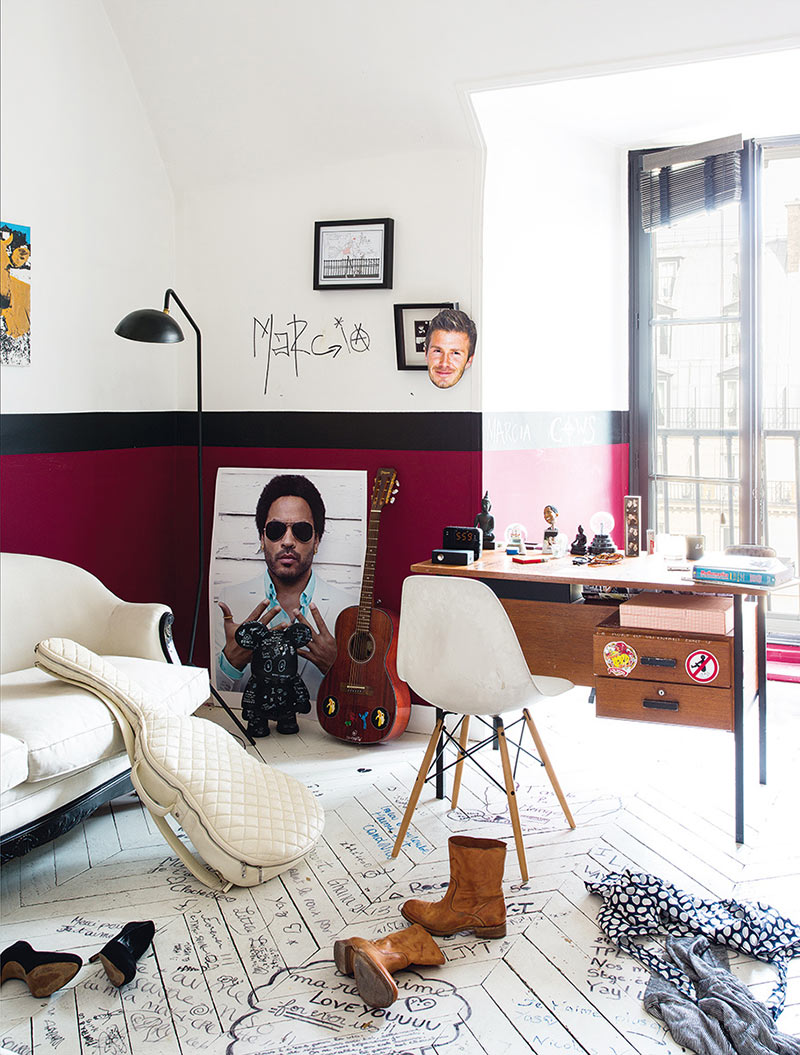 Chambre d'ado, signé Sarah Lavoine avec son bureau vintage posé au centre et sa chaise Eames Chambre d'ado, signé Sarah Lavoine avec son bureau vintage posé au centre et sa chaise Eames