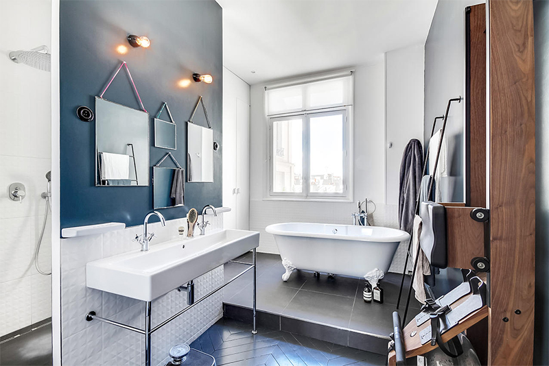 La salle de bain se met en scène || Salle de bain par bypierrepetit - Appartement parisien