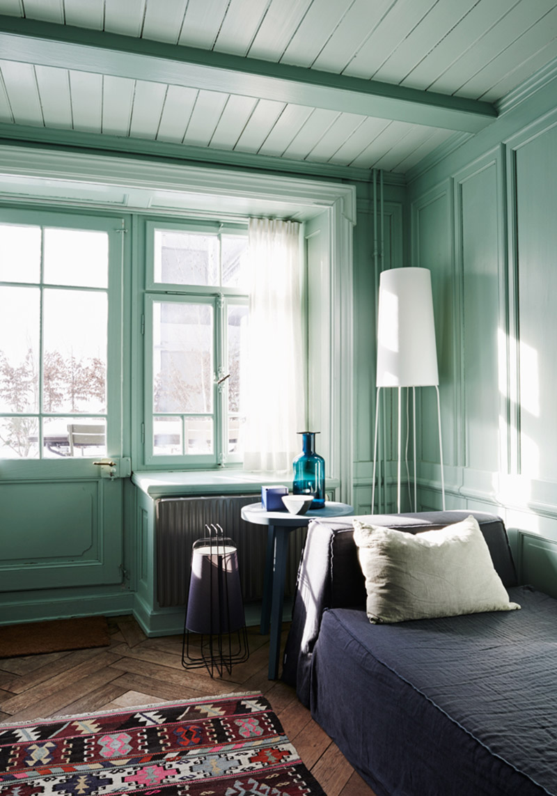 Un salon repeint avec un vert bleuté légèrement assourdi