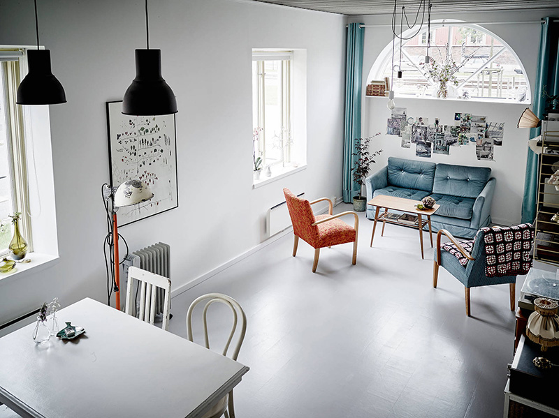 Un appartement suédois dans les tons sourds avec du blanc grisé