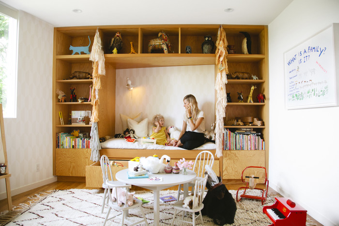 The hive at home Jessica Deruiters light filled L.A. Abode - Chambre d'enfant boho à L.A.