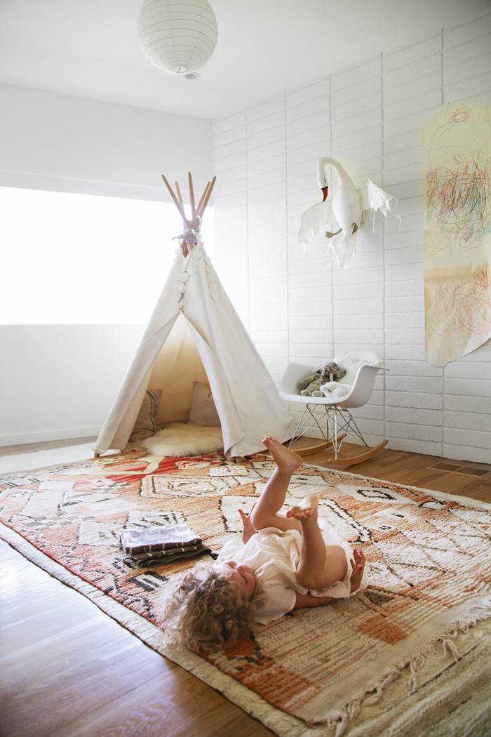 The hive at home Jessica Deruiters light filled L.A. Abode - Chambre d'enfant boho à L.A.