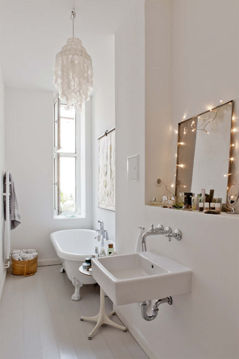 Salle de bains blanche, avec de jolis détails pour la rendre chaleureuse