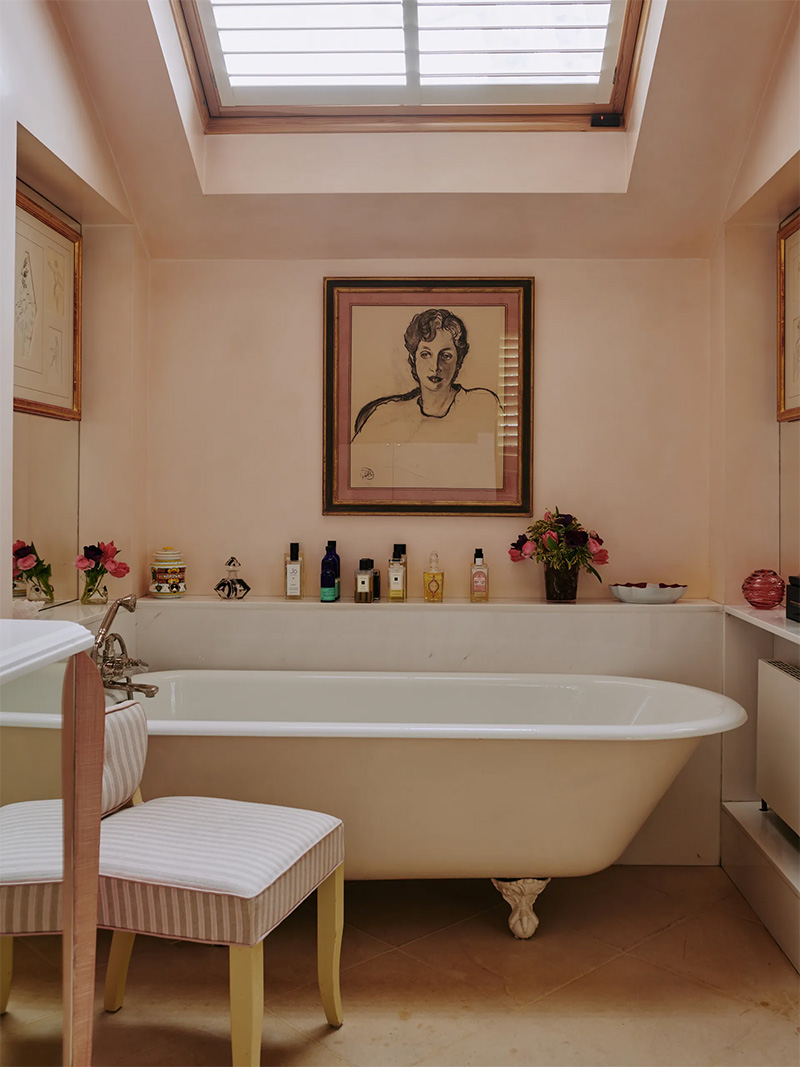 Jolie salle de bains salon, traitée dans un rose doux