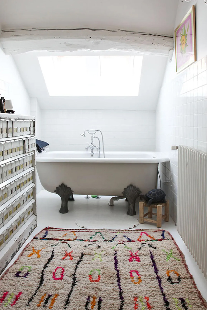 Salle de bains bohème avec tapis ethnique et mobilier chiné