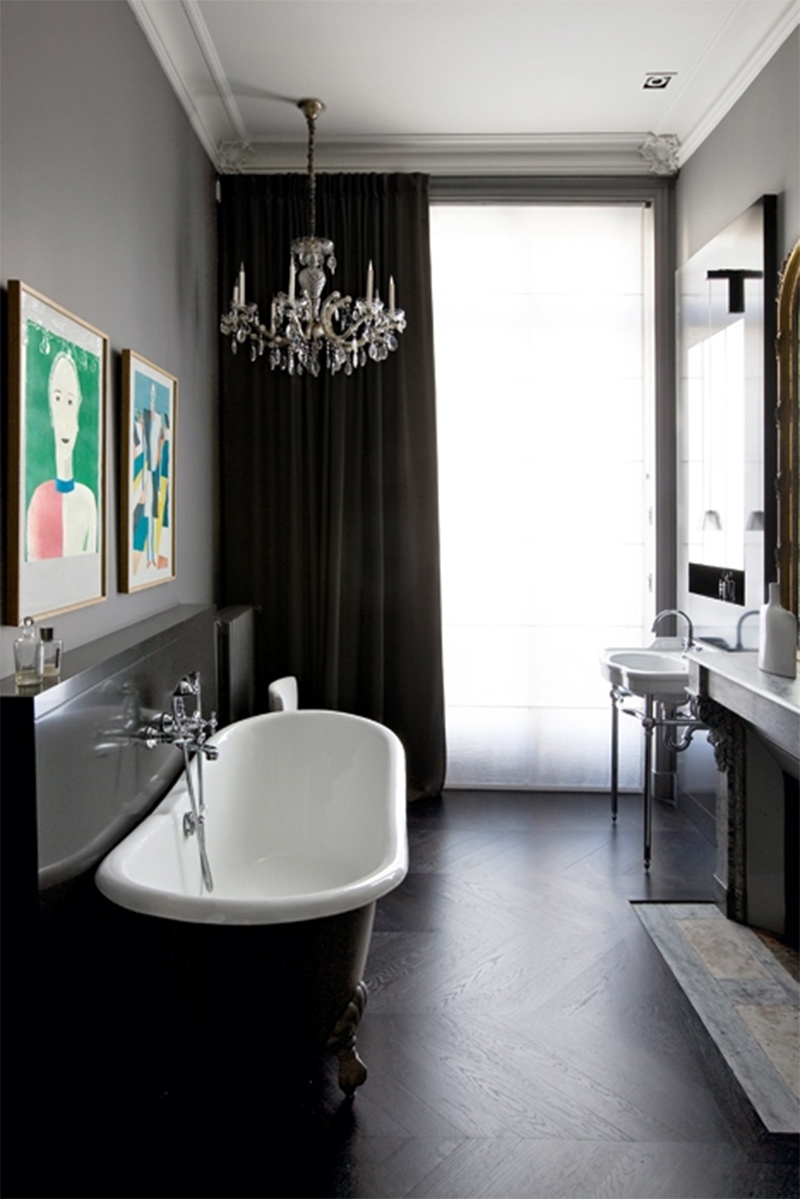 Une salle de bains sublimée comme un salon Grand siècle moderne par l'agence Double G