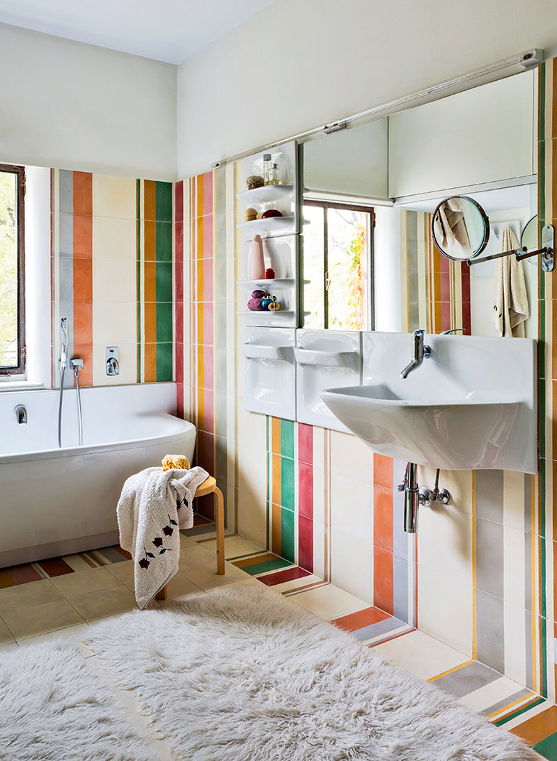 Dans cette salle de bains, c'est le carrelage traité comme un motif bayadère des murs au sol