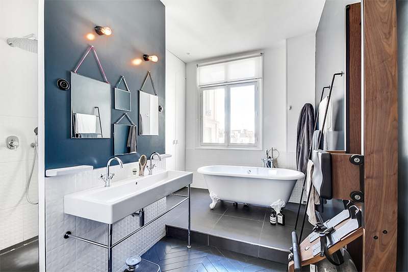 Une salle de bains mise en scène comme une salle de sport dans un style industriel chic