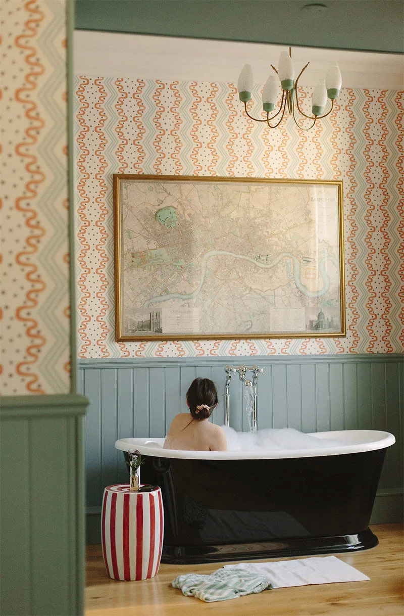Papier peint, lambris pein et baignoire îlot, une salle de bains so british !