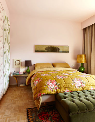 Une chambre rose blush et son lit en jaune moutarde bohème