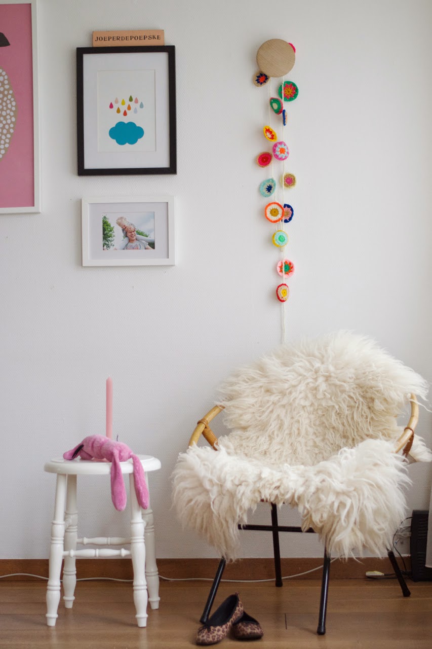 via le blog de wimketolsma - Chambre bohème minimale #crochet #guirlande