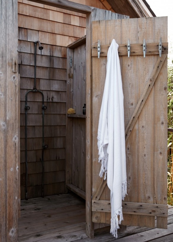 La cabane d'Ann Stephenson et Lori Scacco à Fire Island La cabane d'Ann Stephenson et Lori Scacco à Fire Island || #douche #extérieur