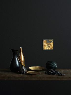 Extrait de Monochrome home d'Hilary Robertson || #noir #objets #dorés