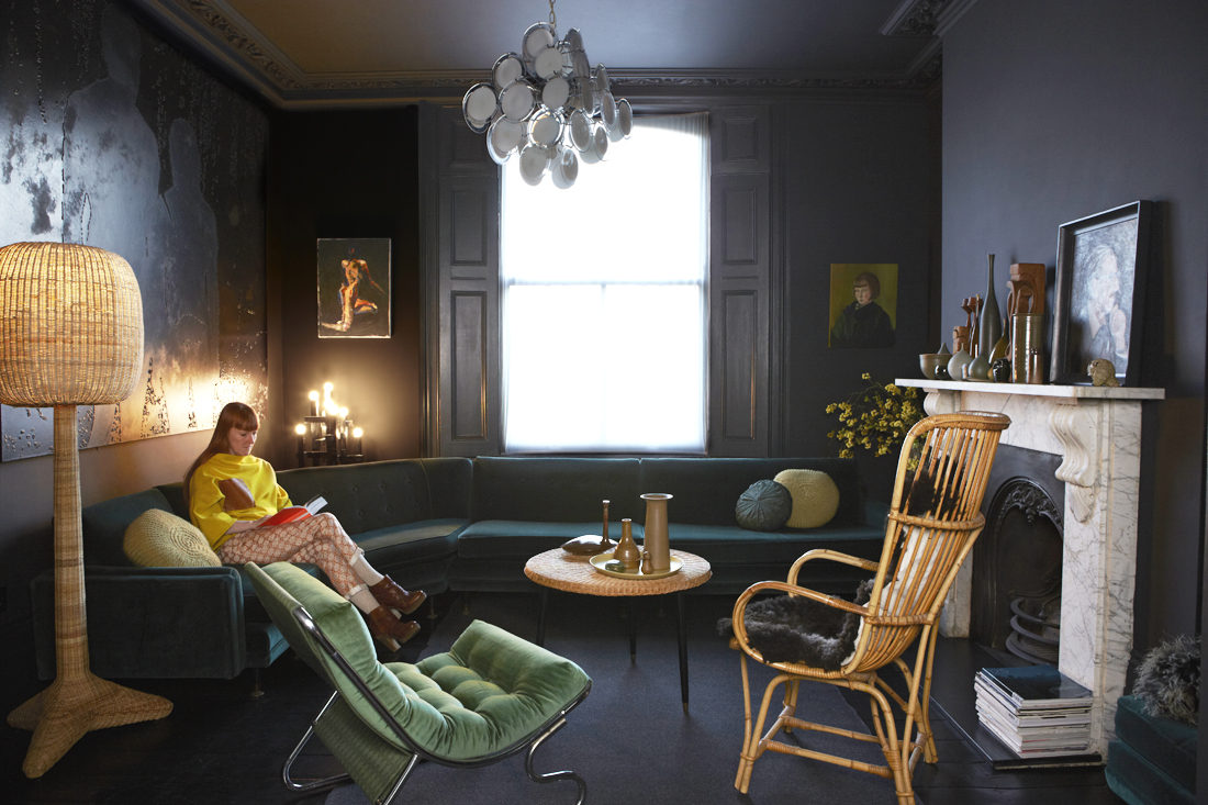 La maison de Jo et Graham Atkins-Hughes à Londres || #salon #noir #seventies