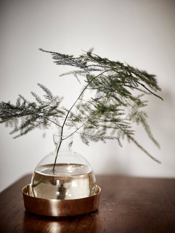 Vase avec branche de fougère