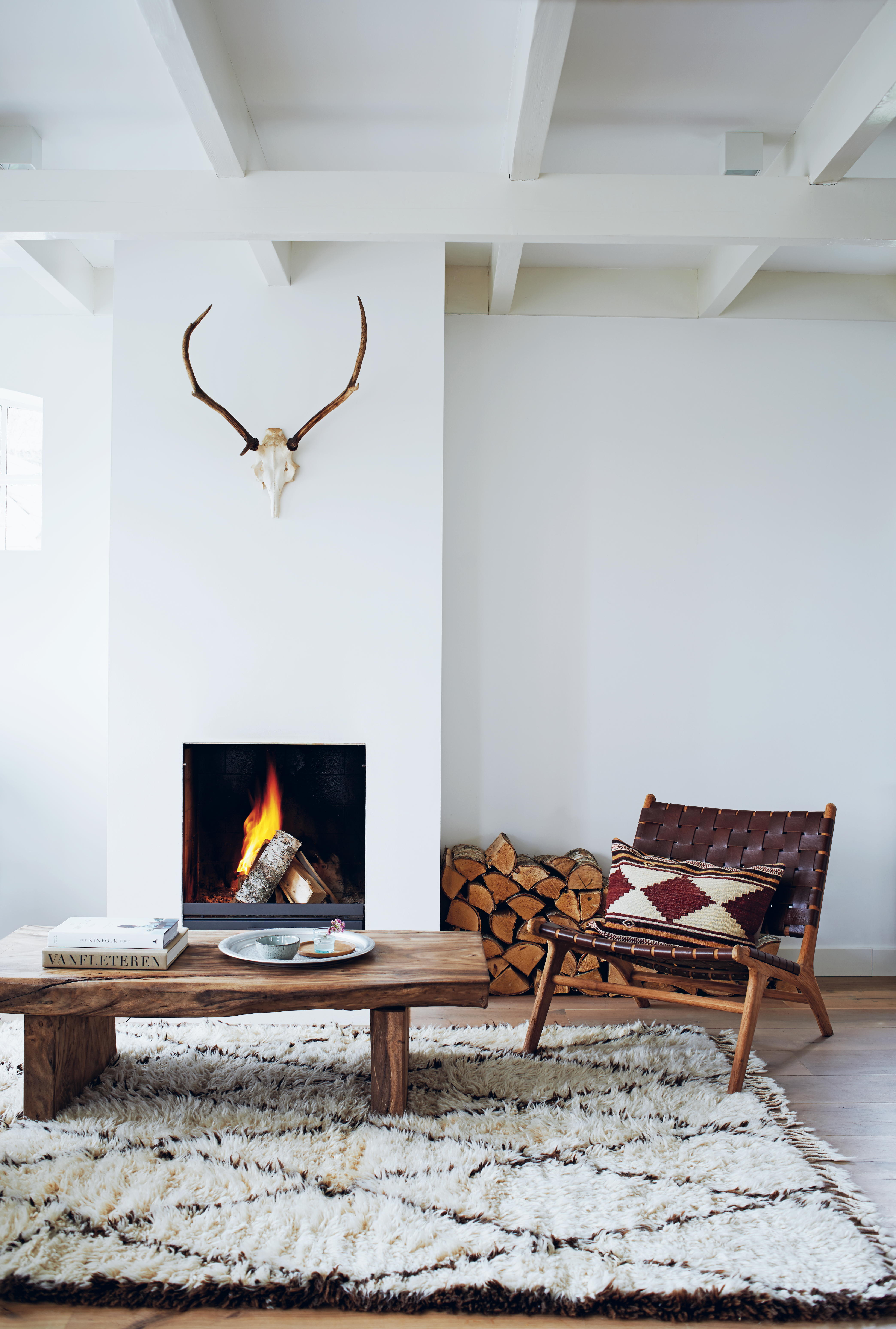 The style files interior - Tapis berbère, bois brut et fauteuil de cuir