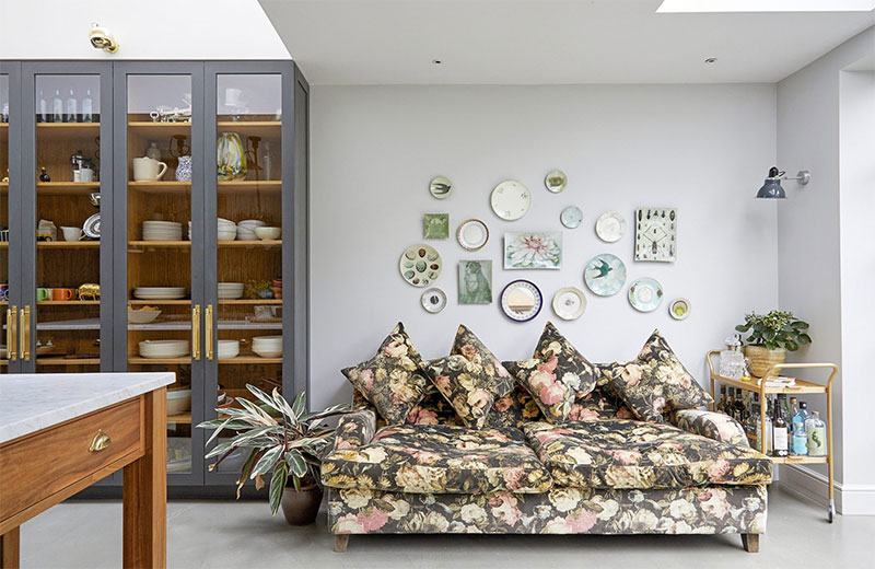 Un canapé à fleurs pour un intérieur anglais design