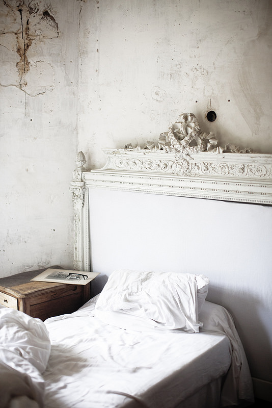 Chambre romantique au moulin de Bregeon avec tête de lit ancienne