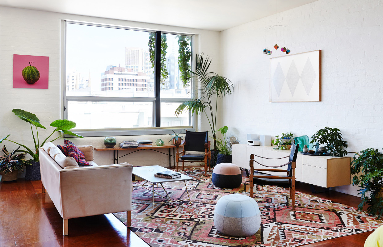 Un appartement en Australie avec tapis ethniques et fauteuils Safari