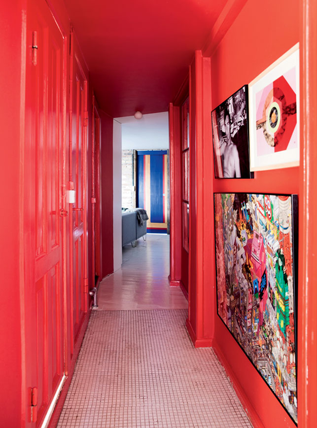 Un appartement à Copenhague sous les toits || #couloir #rouge