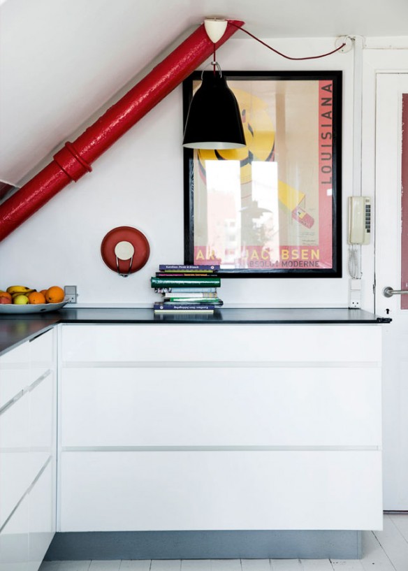 Un appartement à Copenhague sous les toits || #tuyaux peints en #rouge