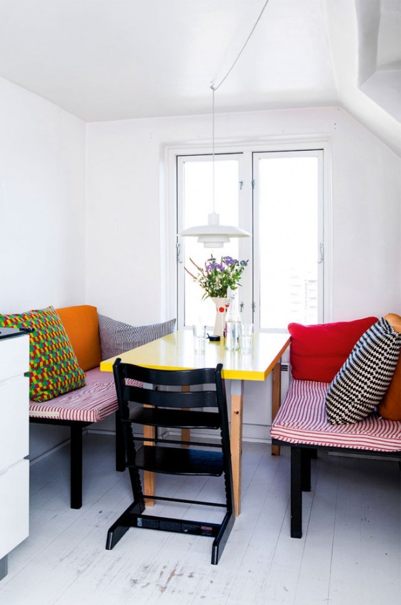 Un appartement à Copenhague sous les toits ||#coin #repas #banquettes #coussins #colorés