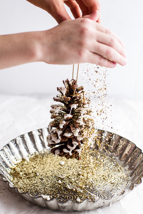 Pailleter des pommes de pin - Une déco de Noël dorée