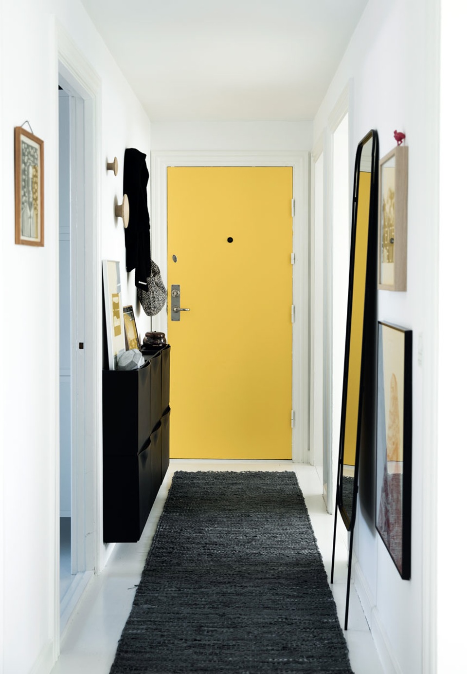 Louise Oest Larsen appartement || Porte d'entrée jaune