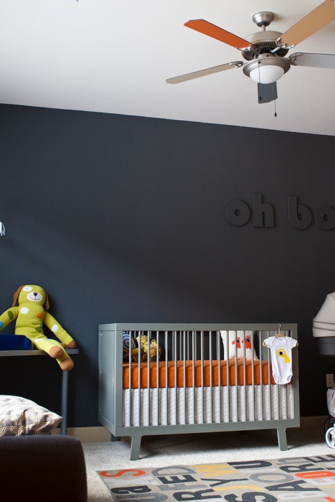 Une chambre de bébé avec un mur noir via OverviewCrib