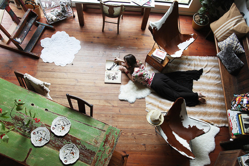 L'atelier de Rebecca Rebouché, meublé de mobilier de brocante pour un style rustique bohème