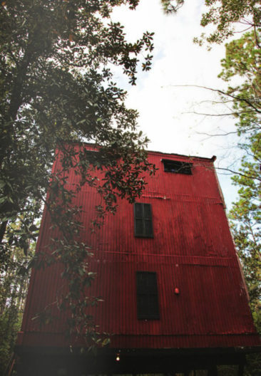 L'atelier de Rebecca Rebouché une maison cabane peinte en rouge