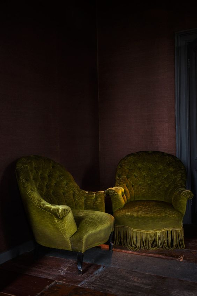 L'univers de Scotch Collectables, fauteuils crapauds restaurés de velours vert