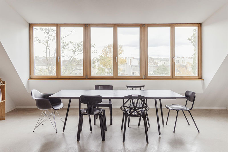 Salle à manger contemporaine avec des chaises dépareillées design noires