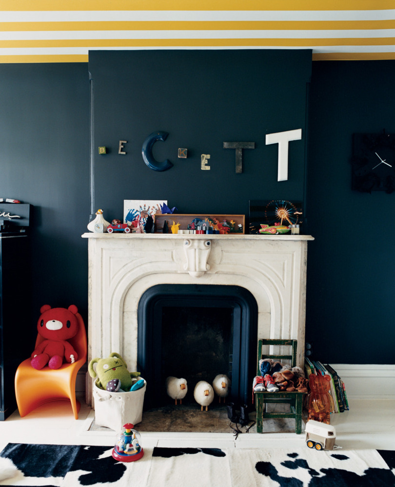 Chambre enfant mur noir et rayures jaunes