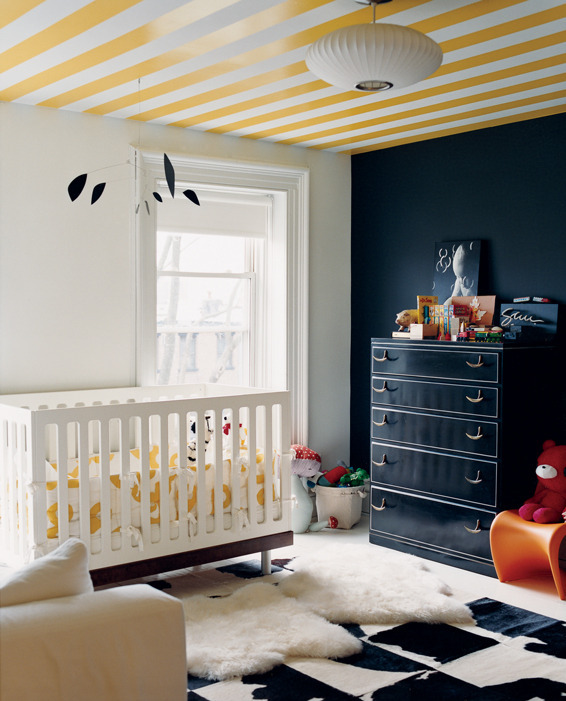 Chambre enfant mur noir et rayures jaunes