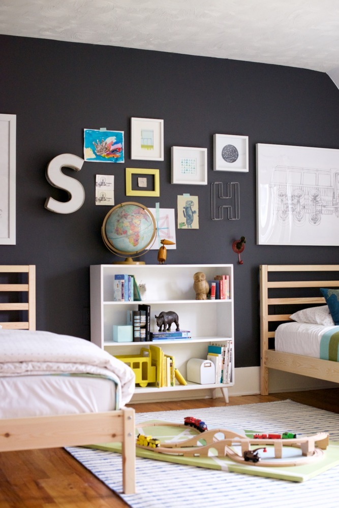 Chambre d'enfant avec mur noir