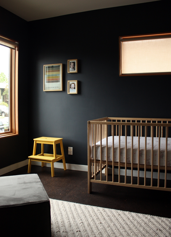 Une chambre d'enfant noire dans un style moderniste noire par chezerbey.com