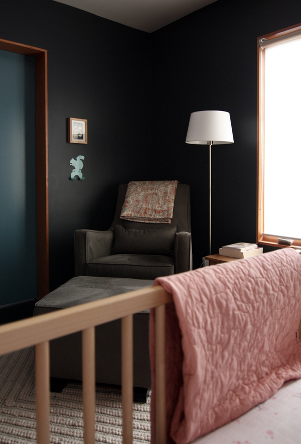 Une chambre d'enfant noire dans un style moderniste noire par chezerbey.com