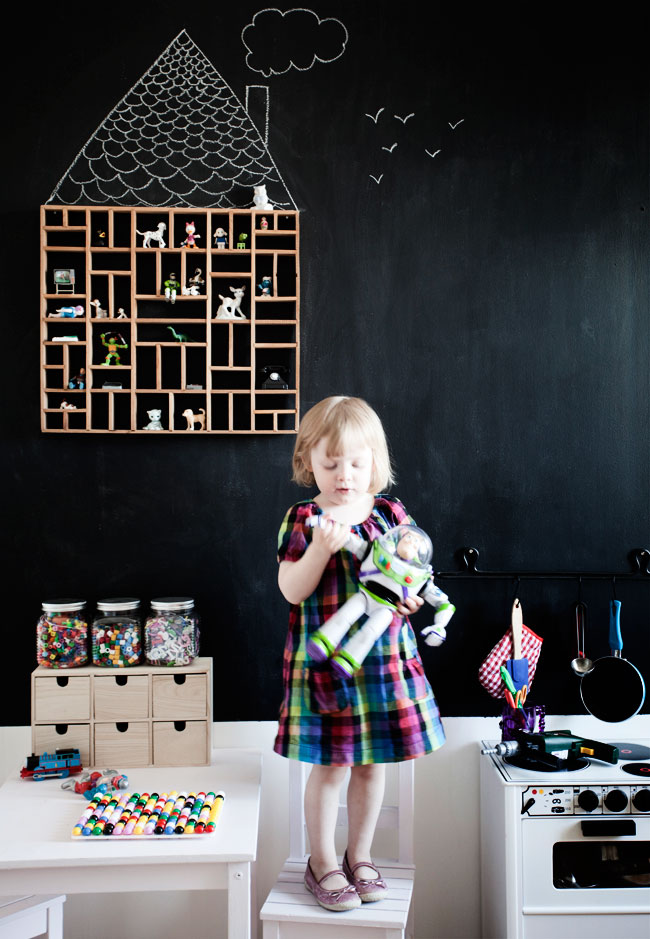 Détails de la chambre d'Emilia avec mur noir façon tableau noirvia Dos Family