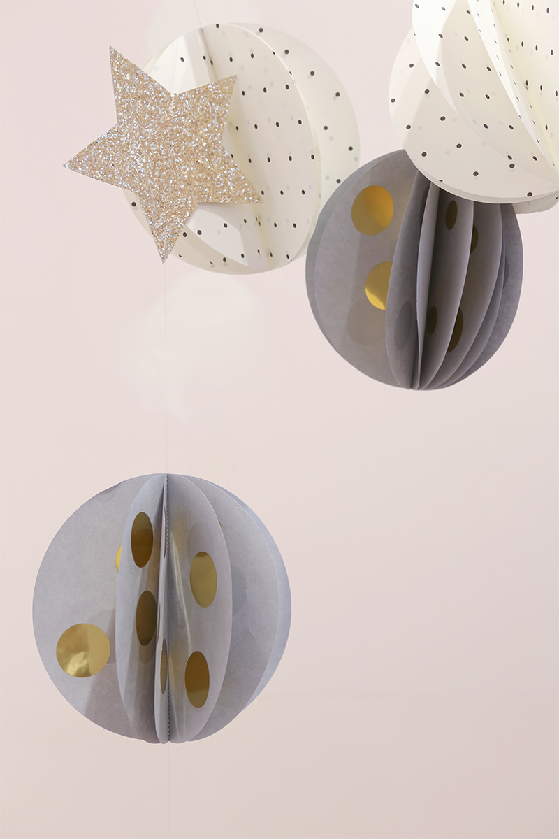 Des ornements de Noël en papier avec des gommettes dorées, imaginées par Les Pomettes du Chat pour Des Petits Hauts Des ornements de Noël en papier avec des gommettes dorées, imaginées par Les Pomettes du Chat pour Des Petits Hauts