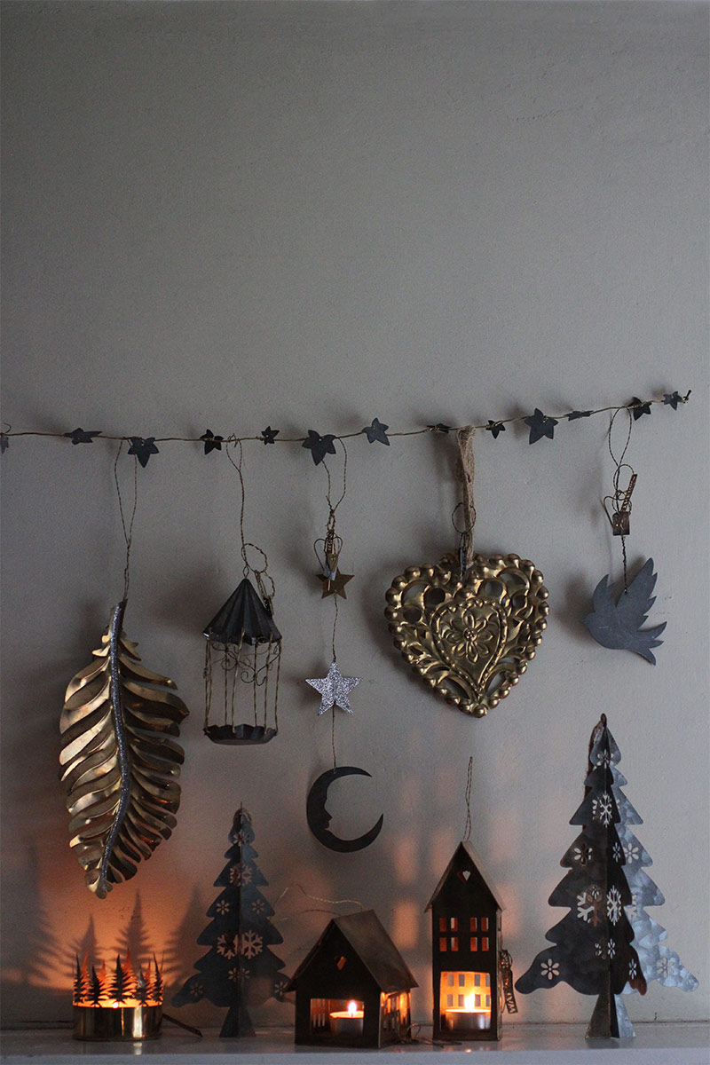 Mise en scène de Noël en clair-obscur dans la boutique Attic à Londres Mise en scène de Noël en clair-obscur dans la boutique Attic à Londres