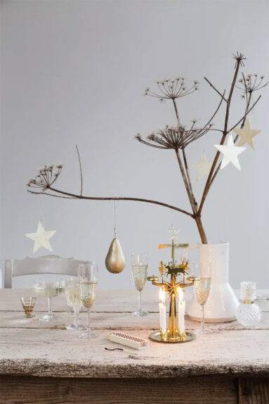 Table de NOël avec des éléments dorés dans un style nordique Table de NOël avec des éléments dorés dans un style nordique