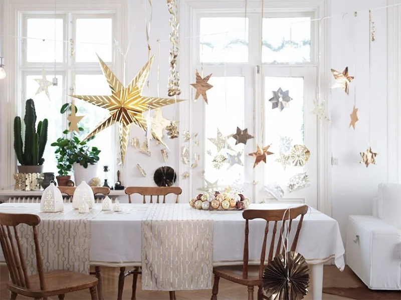 Catalogue de Noël IKEA : une table de Noël en blanc et or Catalogue de Noël IKEA : une table de Noël en blanc et or