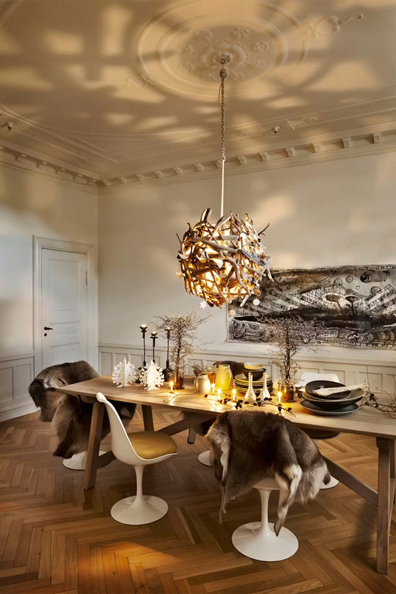 La table de Noël Pia Torp, inspirée de la nature et les lumières dorées La table de Noël Pia Torp, inspirée de la nature et les lumières dorées