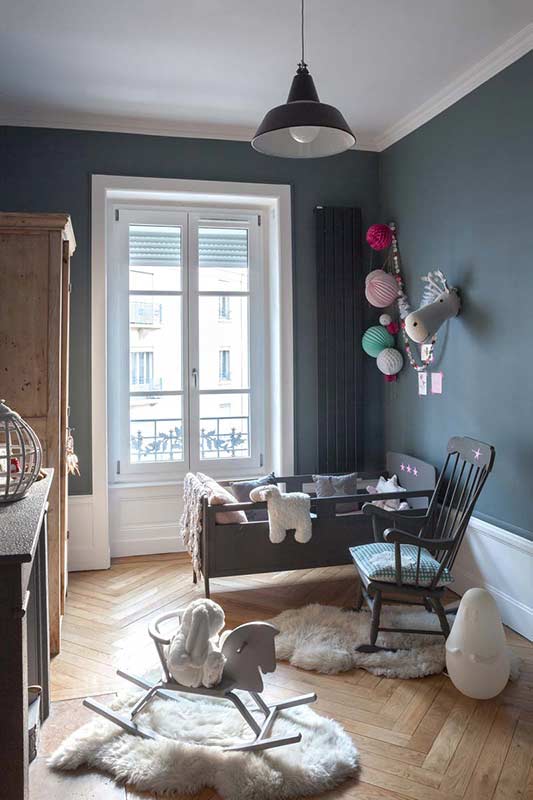 Chambre de bébé bohème en gris anthracite