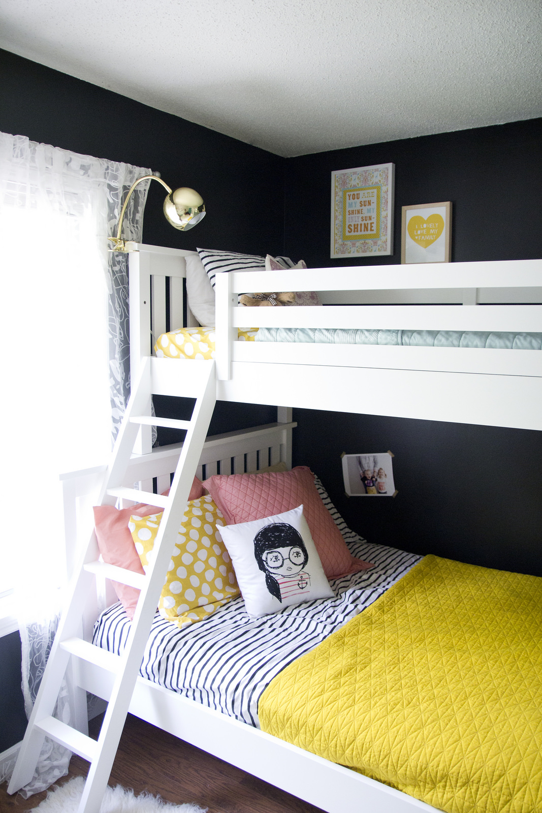 Une chambre de filles avec un mur noir via jenloveskev