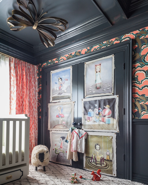 Chambre enfant so chic en noir et papier-peint à motifs roses et noirs