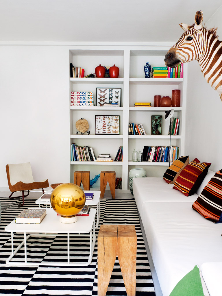 Un appartement à Madrid ethnique || Salon blanc avec tapis à rayures noir et blanc et coussins en Kilim