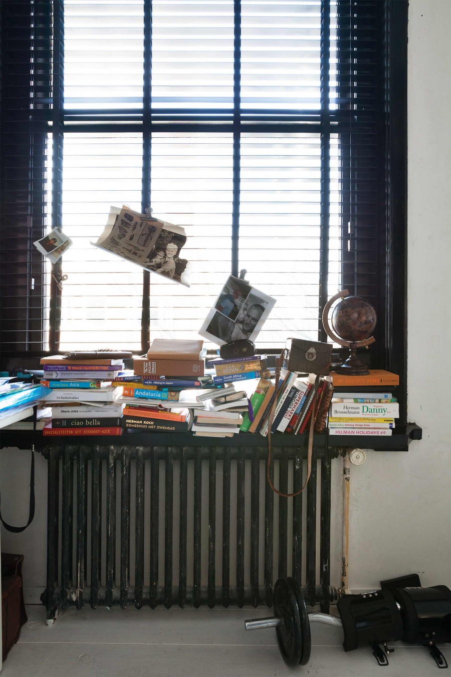 Ranger ses livres sur un bord de fenêtre sur le radiateur Ranger ses livres sur un bord de fenêtre sur le radiateur