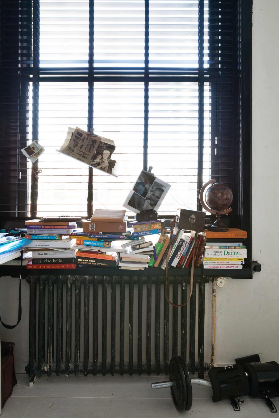 Ranger ses livres sur un bord de fenêtre sur le radiateur